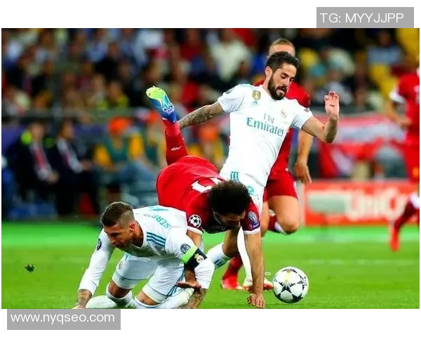 足球场上的传奇瞬间与明星背后的感人故事